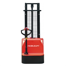 Electrical stacker with 1500 kg load capacity - 